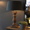 Stylová koloniální stolní lampa Chene Vieux s dřevěnou mangovou nohou v hnědé barvě a bavlněným černým stínítkem 79 cm