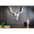 Designová moderní kovová nástěnná dekorace Gazelle ve stříbrné barvě s motivem lebky s rohy 55 cm