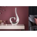 Designová glamour kovová váza Vlna ve stříbrné barvě s asymetrickou zatočenou siluetou 48 cm