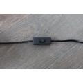 Moderní stylová stojící bílá lampa Harmony se skládaným stínítkem z latexu a černou čtvercovou podstavou 120 cm