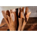 Etno čtvercová masivní stolní lampa Roots s krémovým lněným stínítkem a dekorativní nohou z dřevěných větví 55 cm