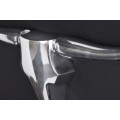 Glamour chromová nástěnná dekorace Silver Bull ve tvaru býčí lebky s lesklým povrchem a zaoblenými rohy 120 cm