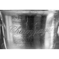 Glamour stříbrná kovová nádoba Champagne Royal s kulatým otvorem a čtvercovou podstavou 40 cm