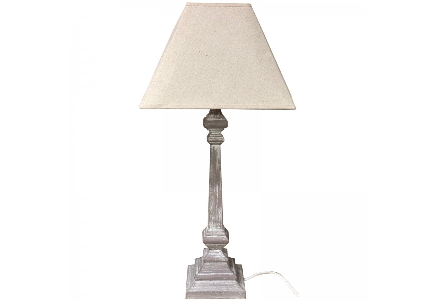 Venkovská noční lampa Pujla se čtvercovou vyřezávanou šedou dřevěnou nohou s bílou patinou a krémovým stínítkem z přírodního lnu