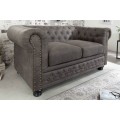 Luxusní chesterfield obdélníková dvoumístná čalouněná prošívaná šedá sedačka Chesterfield Grau se zlatými nýty 150 cm