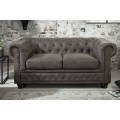 Luxusní chesterfield obdélníková dvoumístná čalouněná prošívaná šedá sedačka Chesterfield Grau se zlatými nýty 150 cm