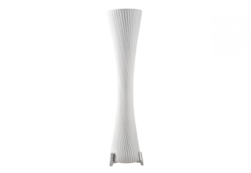 Moderní vysoká bílá stojací lampa Helix z latexového materiálu se zatočeným vroubkováním a stříbrnou kovovou podstavou