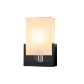 Stylová moderní stolní lampa s obdélníkovým béžovým stínítkem z papíru a černou pryskyřičnou podstavou s imitací letokruhů