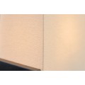 Moderní stolní lampa Gina s obdélníkovým béžovým stínítkem a černou podstavou s chromovým detailem 26 cm