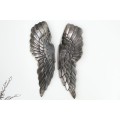 Vintage nástěnná dekorace Angel Wings z kovu ve stříbrné patinované barvě s detailním reliéfem rtů 65 cm