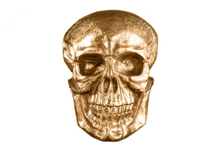 Glamour realistická nástěnná dekorace Skull ze zlatého kovu v podobě lebky s výrazným lesklým povrchem a otvory pro zavěšení