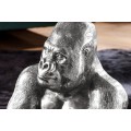 Art deco kulatý příruční stolek Tierra Glam se stříbrnou kovovou podstavou v podobě gorili a skleněnou deskou 60 cm