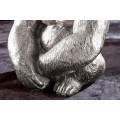 Art deco kulatý příruční stolek Tierra Glam se stříbrnou kovovou podstavou v podobě gorili a skleněnou deskou 60 cm