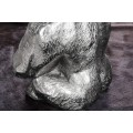 Art deco kulatý příruční stolek Tierra Glam se stříbrnou kovovou podstavou v podobě gorili a skleněnou deskou 60 cm
