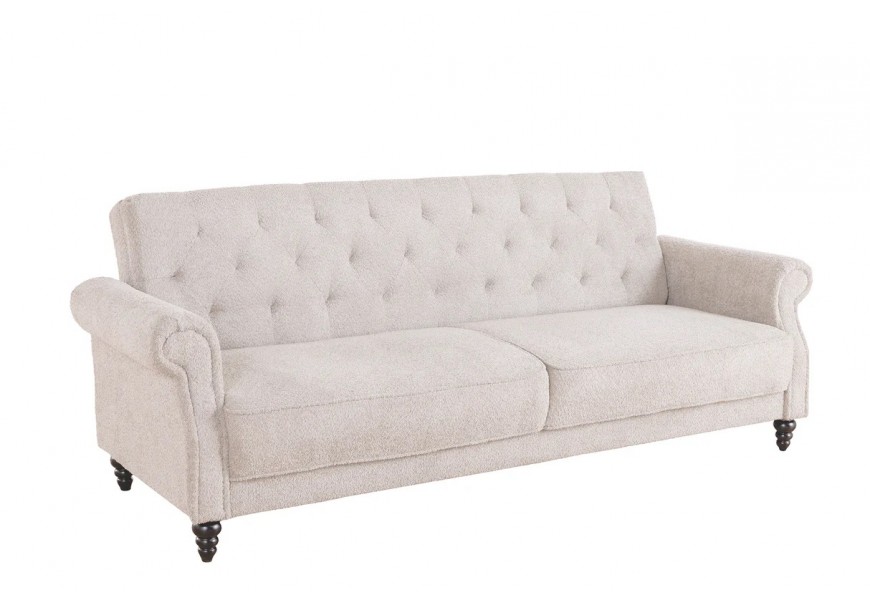 Chesterfield buklé béžová třímístná sedačka Maison Belle Affaire s rozkládací funkcí se zarolovanými opěrkami a hlubokým prošíváním s tmavě hnědými vyřezávanými dřevěnými nožičkami s kulatým profilem
