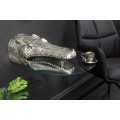 Glamour kulat&yacute; př&iacute;ručn&iacute; stolek Tierra Glam se stř&iacute;brn&yacute;m kovov&yacute;m drž&aacute;kem ve tvaru krokod&yacute;la a skleněnou deskou 61 cm