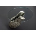 Glamour kulatý příruční stolek Crocodile se stříbrným kovovým držákem ve tvaru krokodýla a skleněnou deskou 61 cm