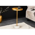 Art deco kulatý příruční stolek Stone se zlatou kovovou deskou s vyvýšeným okrajem a bílou mramorovou podstavou 56 cm