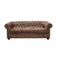 Luxusní vintage třímístná hnědá sedačka Antik s chesterfield prošíváním s kulatými knoflíky se zakroucenými opěrkami na ruce se třemi čtvercovými polštáři se zlatými nýty s kulatými černými nožičkami