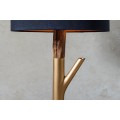 Designová moderní stolní lampa Mervik s černým stínítkem a hnědou dřevěnou nohou se zlatými kovovými detaily 74 cm