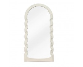 Moderní art deco bílé nástěnné zrcadlo Swan s obloukovým designem ve vrchní části s kaskádovitým rámem se čtyřmi vrstvami a zvlněnými bočními stranami