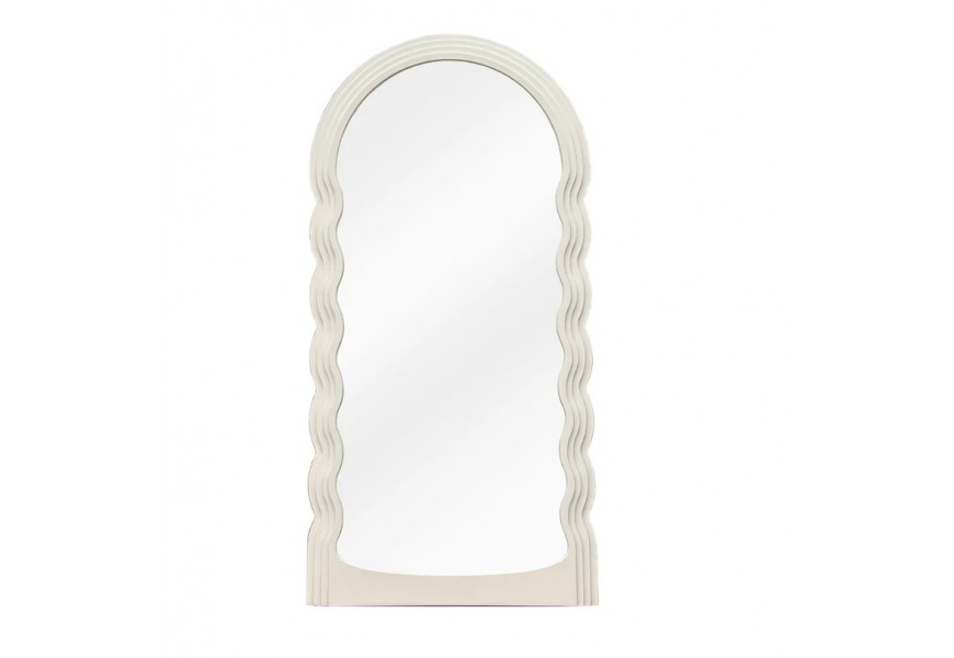 Moderní art deco bílé nástěnné zrcadlo Swan s obloukovým designem ve vrchní části s kaskádovitým rámem se čtyřmi vrstvami a zvlněnými bočními stranami