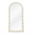Moderní art deco bílé nástěnné zrcadlo Swan s obloukovým designem ve vrchní části s kaskádovitým rámem se čtyřmi vrstvami a zvlněnými bočními stranami