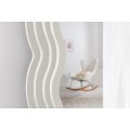 Moderní designové zrcadlo Swan s bílým zvlněným vrstveným rámem s klenutým obloukem ve vrchní části 160 cm