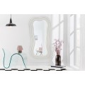 Designov&aacute; n&aacute;stěnn&eacute; asymetrick&eacute; zrcadlo Swan s b&iacute;l&yacute;m organicky zvlněn&yacute;m r&aacute;mem s reli&eacute;fn&iacute;m zdoben&iacute;m 100 cm