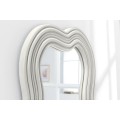 Designov&aacute; n&aacute;stěnn&eacute; asymetrick&eacute; zrcadlo Swan s b&iacute;l&yacute;m organicky zvlněn&yacute;m r&aacute;mem s reli&eacute;fn&iacute;m zdoben&iacute;m 100 cm