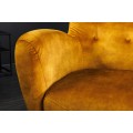 Art deco křeslo Bolte s hořčicovým žlutým sametovým potahem a vysokou zádovou opěrkou s designem ušáku 106 cm