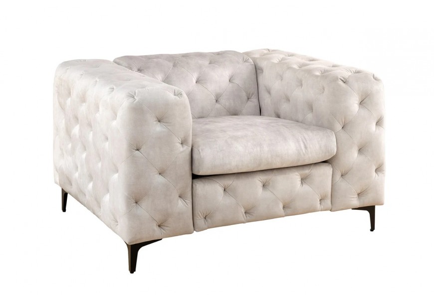 Designové chesterfield čalouněné béžové křeslo Limonny se sametovým potahem s hlubokým bodovým prošíváním s hranatými opěrkami a černými kovovými nožičkami
