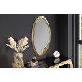 Art deco závěsné zrcadlo Auri s atypickým oválným tvarem a zlatým kovovým rámem se zadní dýhovanou výztuží 74 cm