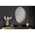 Art deco závěsné zrcadlo Auri s atypickým oválným tvarem a zlatým kovovým rámem se zadní dýhovanou výztuží 74 cm