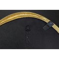 Art deco závěsné zrcadlo Auri s atypickým oválným tvarem a zlatým kovovým rámem se zadní dýhovanou výztuží 74 cm