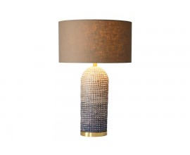 Glamour stolní lampa Draconia s válcovou nohou omotanou mořskou trávou v odstínech hnědé a černé prošívanou bílým motouzem a hnědým stínítkem se zlatými detaily