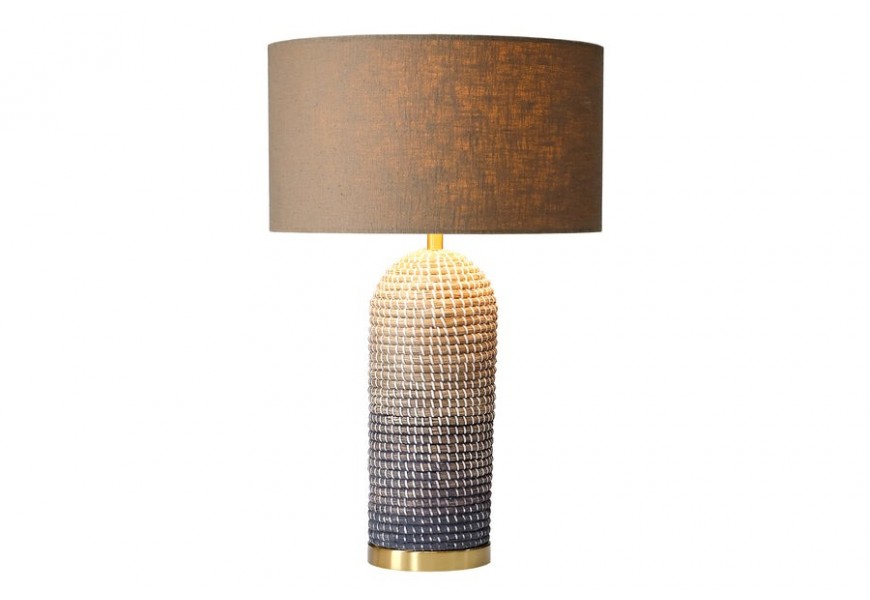 Glamour stolní lampa Draconia s válcovou nohou omotanou mořskou trávou v odstínech hnědé a černé prošívanou bílým motouzem a hnědým stínítkem se zlatými detaily