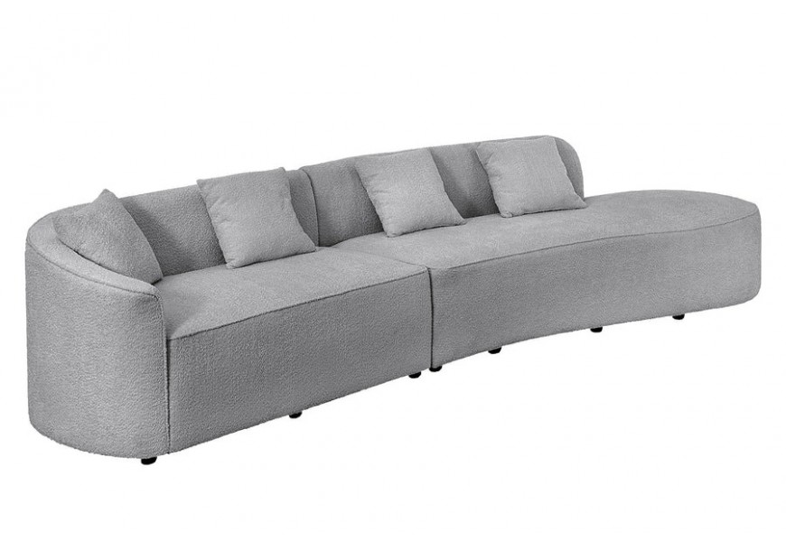 Moderní designová šedá sedačka Jina s bouclé potahem zaoblenými konci čtvercovými polštáři a černými nenápadnými nožičkami