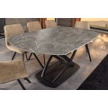 Designový šedý rozkládací jídelní stůl Lutz s oválnou keramickou deskou s bílými žilkami a černou kovovou podstavou 190 cm