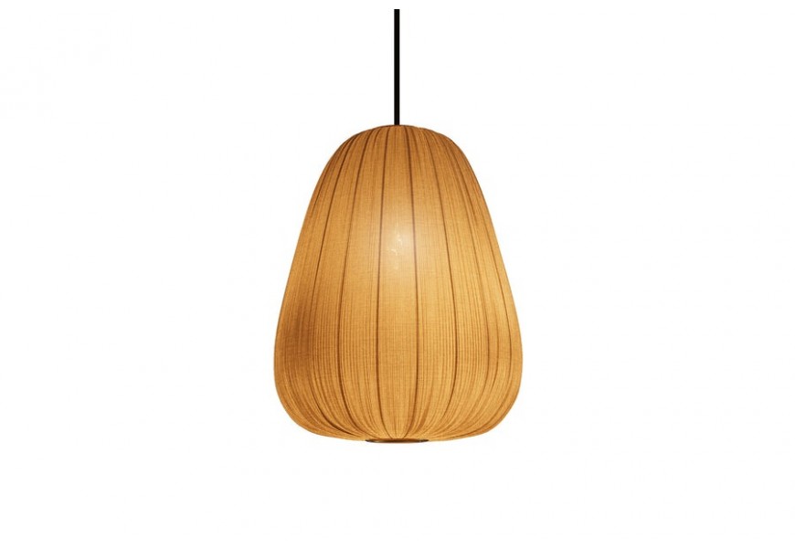Designová etno závěsná lampa Mistia ve světle hnědé barvě se zlatými odlesky s kulatým dole rozšířeným stínítkem s textilu se skládaným designem