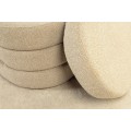 Moderní oválná lavice Eliana s vrstveným designem a úložným prostorem v béžové bouclé tkanině 112 cm