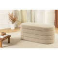 Moderní oválná lavice Eliana s vrstveným designem a úložným prostorem v béžové bouclé tkanině 112 cm