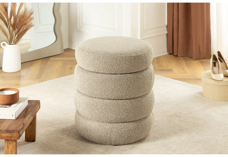 Moderní kulatá taburetka Eliana s vrstveným designem a úložným prostorem v béžové bouclé látce 49 cm