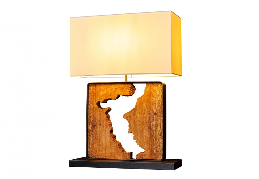 Industriální stolní lampa Arbaro s obdélníkovým stínítkem z bavlny v bílé barvě se čtvercovou nohou z hnědého suarového dřeva s dekorativním výřezem s kovovým rámováním v černé barvě s obdélníkovou podstavou z kaučukového dřeva v černé povrchové úpravě