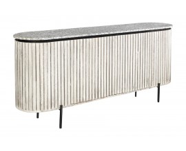 Designový vintage příborník Marmolla Gris oválného tvaru s dvojitými dvířky bez úchytek z mangového dřeva s vertikálním drážkovaným reliéfem a světlým šedým nátěrem s přiznanou kresbou letokruhů s vrchní deskou z mramoru v černé a bílé barvě
