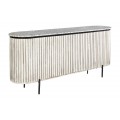 Designový vintage příborník Marmolla Gris oválného tvaru s dvojitými dvířky bez úchytek z mangového dřeva s vertikálním drážkovaným reliéfem a světlým šedým nátěrem s přiznanou kresbou letokruhů s vrchní deskou z mramoru v černé a bílé barvě
