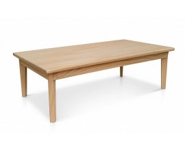 Designový masivní minimalistický konferenční stolek Bergen ze dřeva mindi s obdélníkovou vrchní deskou a čtyřmi hranatýma nohama ve světle hnědé barvě s jemnou přírodní kresbou letokruhů