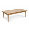 Designový masivní minimalistický konferenční stolek Bergen ze dřeva mindi s obdélníkovou vrchní deskou a čtyřmi hranatýma nohama ve světle hnědé barvě s jemnou přírodní kresbou letokruhů