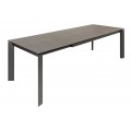 Obdélníkový rozkládací jídelní stůl s tmavou keramickou deskou a kovovými nohami