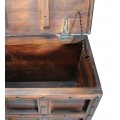 Vintage koloniální truhla Bizkaia v tmavě hnědé barvě s kazetovým designem a vybíjenými kovovými detaily 89 cm